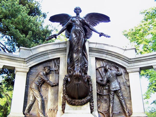 女神ニケ像 タイタニック号エンジニア記念碑 イギリス・サウサンプトン